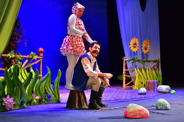  Azərbaycan Dövlət Gənc Tamaşaçılar Teatrı Sumqayıtda  “Dəcəl keçi” tamaşası ilə çıxış edib 