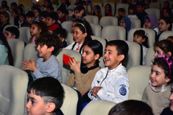  Azərbaycan Dövlət Gənc Tamaşaçılar Teatrı Sumqayıtda  “Dəcəl keçi” tamaşası ilə çıxış edib 