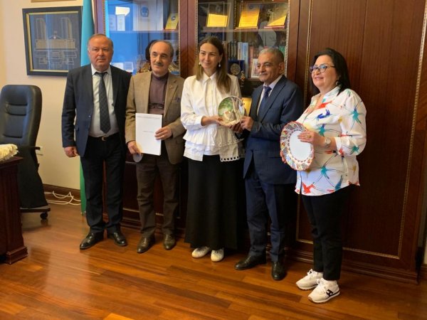 Qənirə Paşayeva Sumqayıt teatrının bir qrup əməkdaşı ilə görüşüb - FOTO