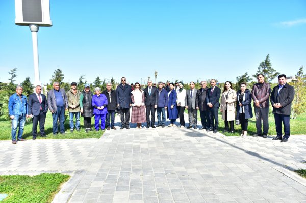 Sumqayıt şəhər Bulvarında “Heydər Əliyevin 100 illik yubileyi” ilə əlaqədar növbəti dəfə ağacəkmə aksiyası təşkil olundu - FOTO