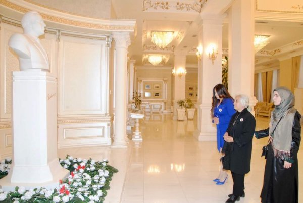 Sumqayıtda gənc rəssam Mehriban Əliyevanın “Mənim rəngli dünyam” adlı fərdi sərgisi təşkil olunub - FOTO