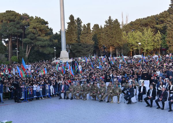 Heydər Əliyevin 100 illiyi ilə əlaqədar Sumqayıtda möhtəşəm konsert keçirilib - FOTOLAR