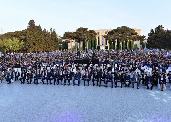 Heydər Əliyevin 100 illiyi ilə əlaqədar Sumqayıtda möhtəşəm konsert keçirilib - FOTOLAR