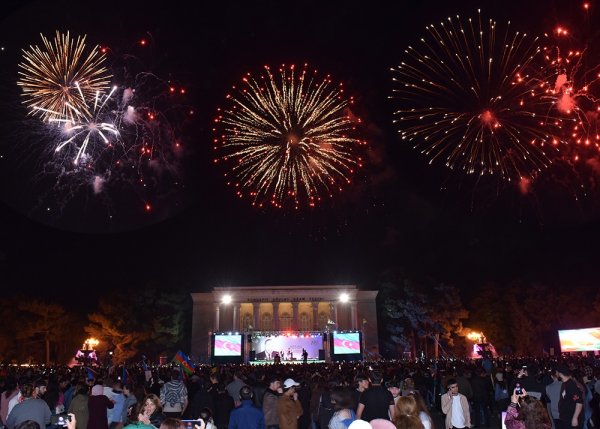 Heydər Əliyevin 100 illiyi ilə əlaqədar Sumqayıtda möhtəşəm konsert keçirilib - FOTOLAR