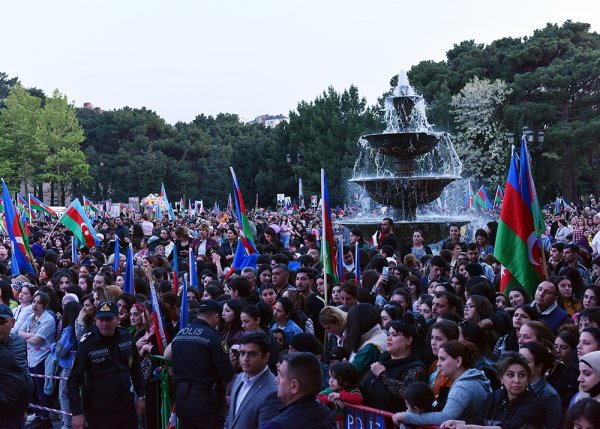 Heydər Əliyevin 100 illiyi ilə əlaqədar Sumqayıtda möhtəşəm konsert keçirilib - FOTOLAR