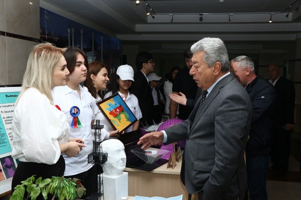 Sumqayıt məktəbliləridə layihələrlə  Heydər Əliyevə həsr olunmuş konfransda iştirak edib - FOTOLAR