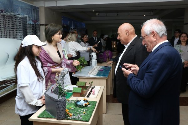 Sumqayıt məktəbliləridə layihələrlə  Heydər Əliyevə həsr olunmuş konfransda iştirak edib - FOTOLAR