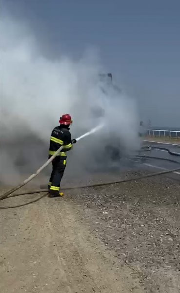 Sumqayıtda yük maşını yanıb - VİDEO Sumqayıtda yük maşını yanıb - VİDEO