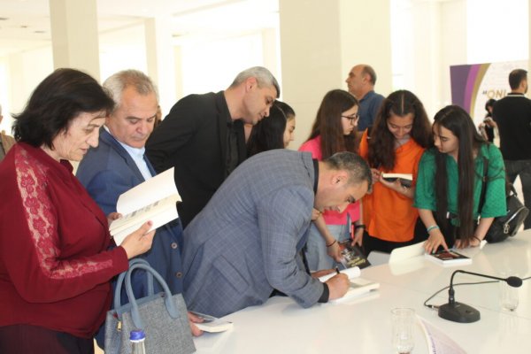 Sumqayıtda detektiv yazar Elbrus Kəlbiyevlə görüş və imza günü keçirildi – FOTOLAR,VİDEO