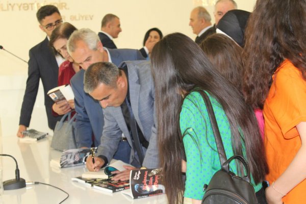 Sumqayıtda detektiv yazar Elbrus Kəlbiyevlə görüş və imza günü keçirildi – FOTOLAR,VİDEO