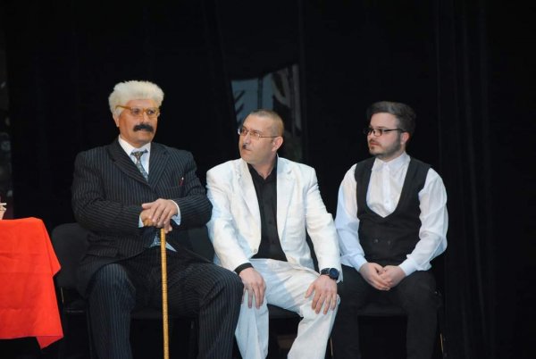 Məktəbli Sumqayıt teatrında göstərilən tamaşada rol alıb - FOTO