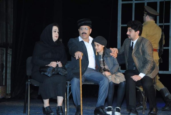 Məktəbli Sumqayıt teatrında göstərilən tamaşada rol alıb - FOTO