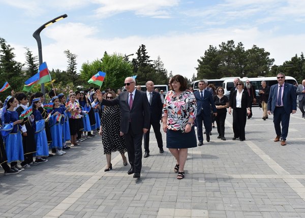 Zakir Fərəcov və Yutta Ştaynruk Lüdviqshafen parkında ağac əkdi