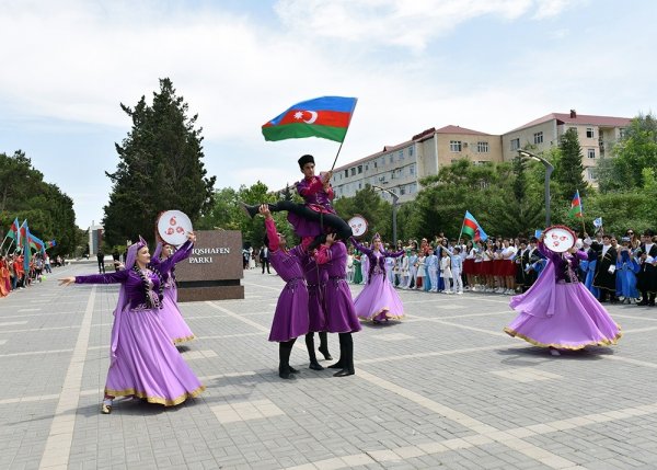 Zakir Fərəcov və Yutta Ştaynruk Lüdviqshafen parkında ağac əkdi