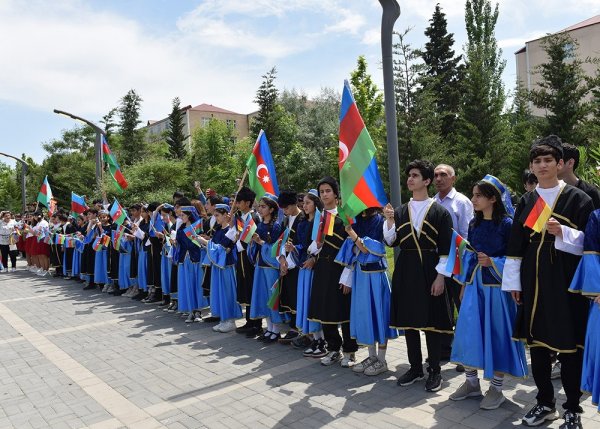 Zakir Fərəcov və Yutta Ştaynruk Lüdviqshafen parkında ağac əkdi