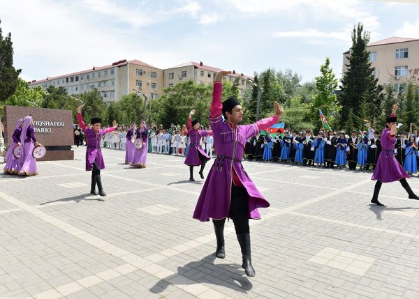 Zakir Fərəcov və Yutta Ştaynruk Lüdviqshafen parkında ağac əkdi