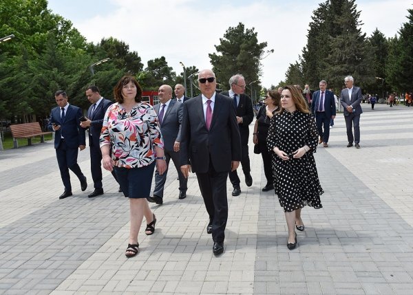 Zakir Fərəcov və Yutta Ştaynruk Lüdviqshafen parkında ağac əkdi