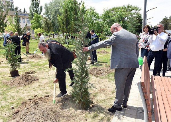 Zakir Fərəcov və Yutta Ştaynruk Lüdviqshafen parkında ağac əkdi