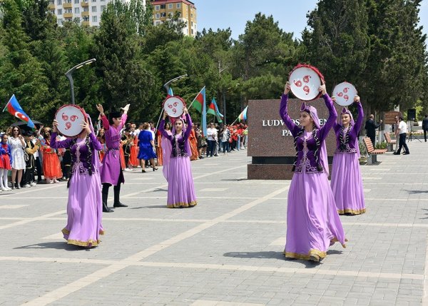 Zakir Fərəcov və Yutta Ştaynruk Lüdviqshafen parkında ağac əkdi