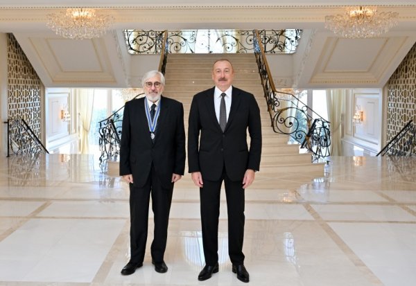 İlham Əliyev Xalq artistinə “İstiqlal” ordenini təqdim etdi - FOTO