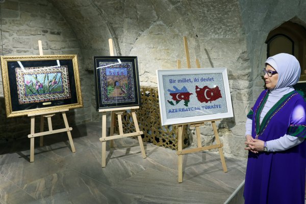 Birinci xanımlar İçərişəhərdə - FOTO