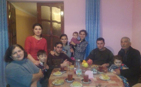 Sumqayıtlı Eldar kişinin azərbaycanlı-gürcü ailəsinə himayədarlığı - FOTOLAR Sumqayıtlı Eldar kişinin azərbaycanlı-gürcü ailəsinə himayədarlığı - FOTOLAR