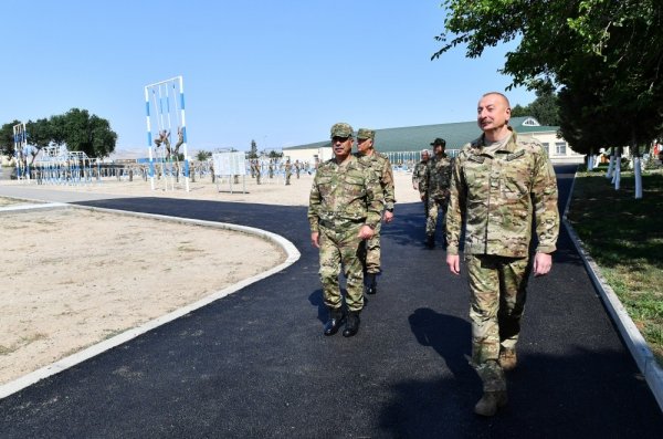 İlham Əliyev MN-in komando hərbi hissəsində -FOTOLAR