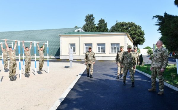 İlham Əliyev MN-in komando hərbi hissəsində -FOTOLAR