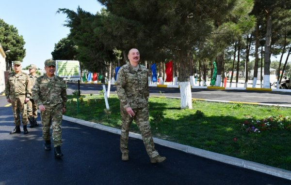 İlham Əliyev MN-in komando hərbi hissəsində -FOTOLAR