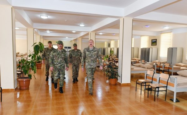 İlham Əliyev MN-in komando hərbi hissəsində -FOTOLAR