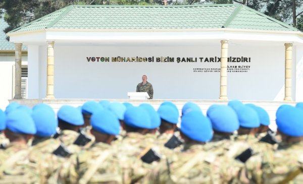 İlham Əliyev MN-in komando hərbi hissəsində -FOTOLAR