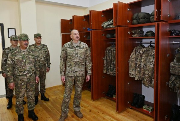 İlham Əliyev MN-in komando hərbi hissəsində -FOTOLAR