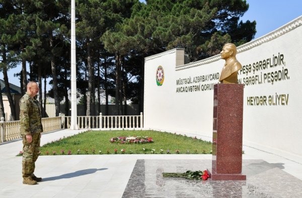 İlham Əliyev MN-in komando hərbi hissəsində -FOTOLAR