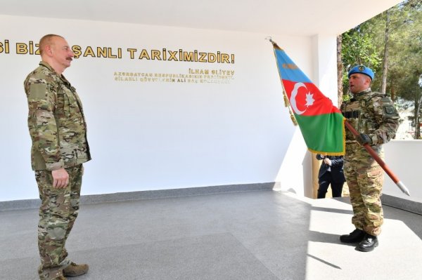 İlham Əliyev MN-in komando hərbi hissəsində -FOTOLAR