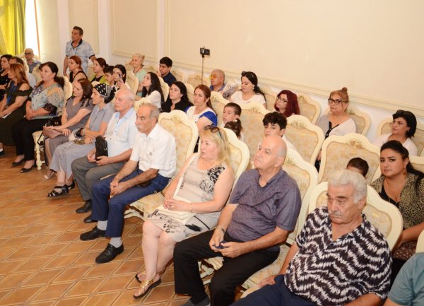 Xatirə Fərəclinin şeirlər kitabı rus dilində çap olundu - FOTOLAR