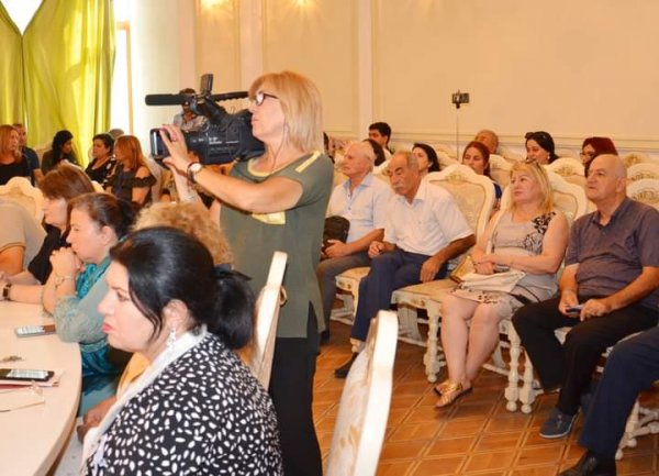 Xatirə Fərəclinin şeirlər kitabı rus dilində çap olundu - FOTOLAR