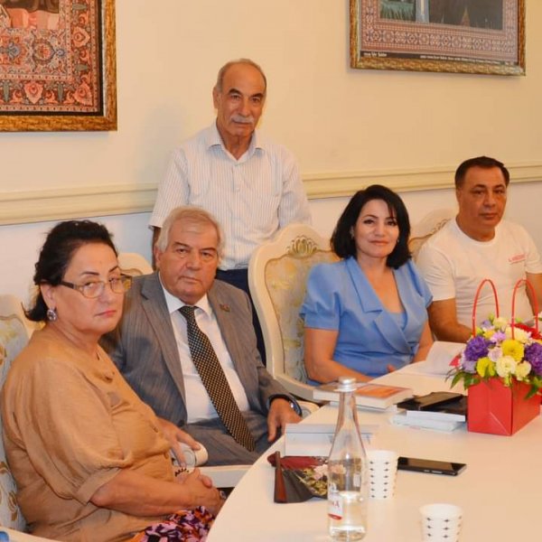 Xatirə Fərəclinin şeirlər kitabı rus dilində çap olundu - FOTOLAR