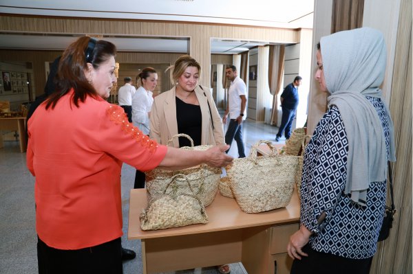 Lənkəranda “Sənətkarlıqdan sosial sahibkarlığa” adlı layihə çərçivəsində  dəyirmi masa və sərgi təşkil edilib - FOTO