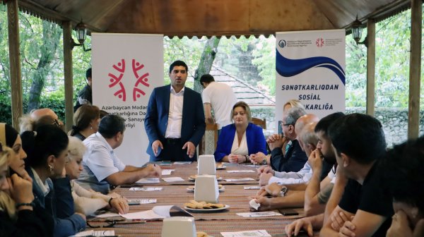 Şəkidə “Sənətkarlıqdan sosial sahibkarlığa” adlı layihə çərçivəsində dəyirmi masa və sərgi təşkil edilib - FOTOLAR Şəkidə “Sənətkarlıqdan sosial sahibkarlığa” adlı layihə çərçivəsində dəyirmi masa və sərgi təşkil edilib - FOTOLAR