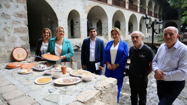 Şəkidə “Sənətkarlıqdan sosial sahibkarlığa” adlı layihə çərçivəsində dəyirmi masa və sərgi təşkil edilib - FOTOLAR Şəkidə “Sənətkarlıqdan sosial sahibkarlığa” adlı layihə çərçivəsində dəyirmi masa və sərgi təşkil edilib - FOTOLAR