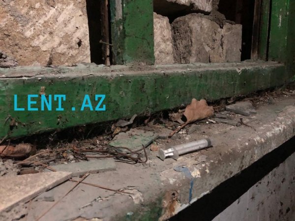 Körpələrin gözü önündə narkomanlar iynə vurur – Dəhşət yuvasından (Reportaj)