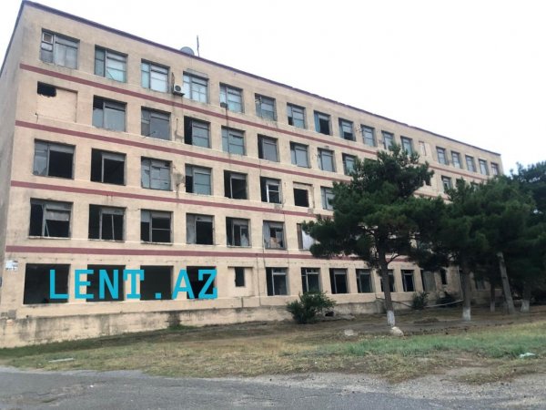 Körpələrin gözü önündə narkomanlar iynə vurur – Dəhşət yuvasından (Reportaj)