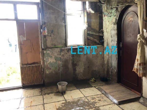 Körpələrin gözü önündə narkomanlar iynə vurur – Dəhşət yuvasından (Reportaj)