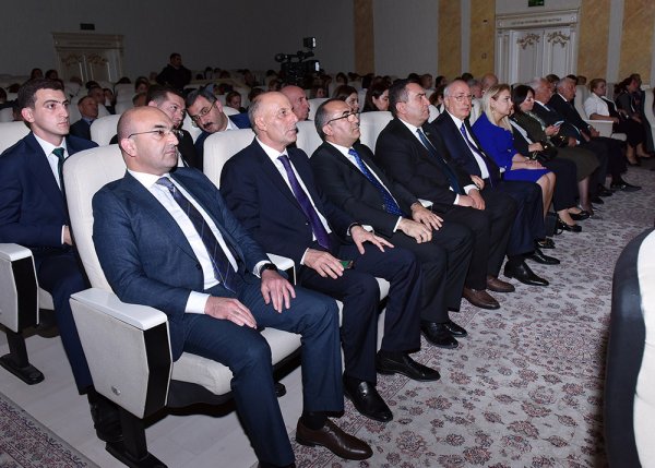 Zakir Fərəcov yüksək bal toplayan məzunlarla görüşdü ( FOTOLAR)