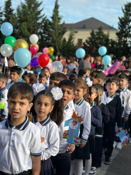 Sumqayıtda 5000-dən yuxarı şagird üçün ilk zəng çalındı - FOTOLAR
