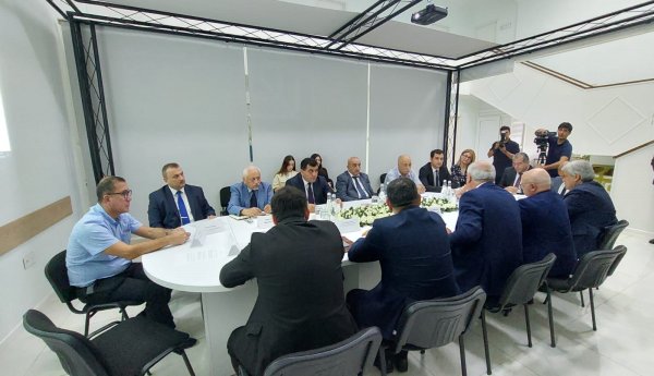 Qurumuş və qəzalı vəziyyətdə olan ağacların götürülməsinə dair müzakirələr aparılıb (FOTOLAR)
