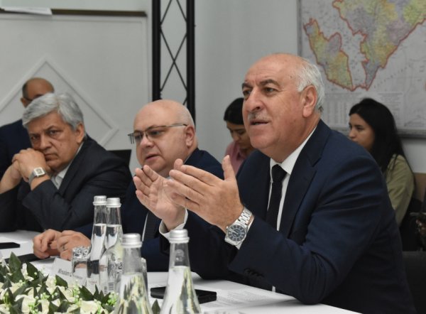 Qurumuş və qəzalı vəziyyətdə olan ağacların götürülməsinə dair müzakirələr aparılıb (FOTOLAR)