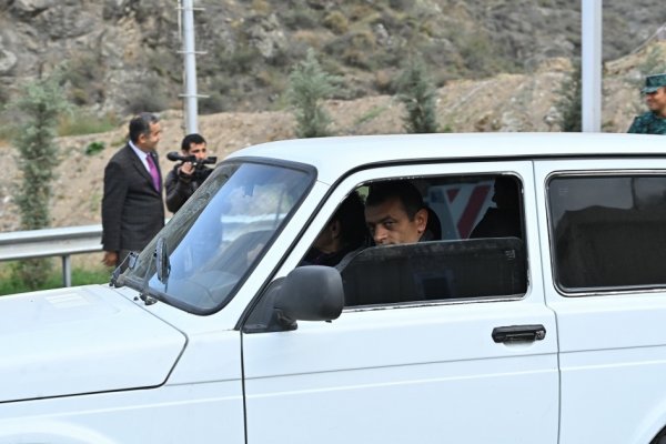 Qarabağın erməniəsilli sakinləri Ermənistana maneəsiz şəkildə gedirlər (FOTOLAR)