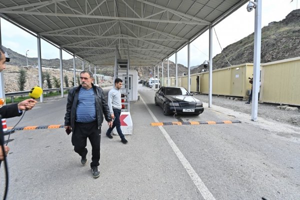 Qarabağın erməniəsilli sakinləri Ermənistana maneəsiz şəkildə gedirlər (FOTOLAR)