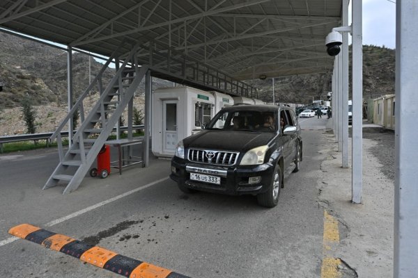 Qarabağın erməniəsilli sakinləri Ermənistana maneəsiz şəkildə gedirlər (FOTOLAR)